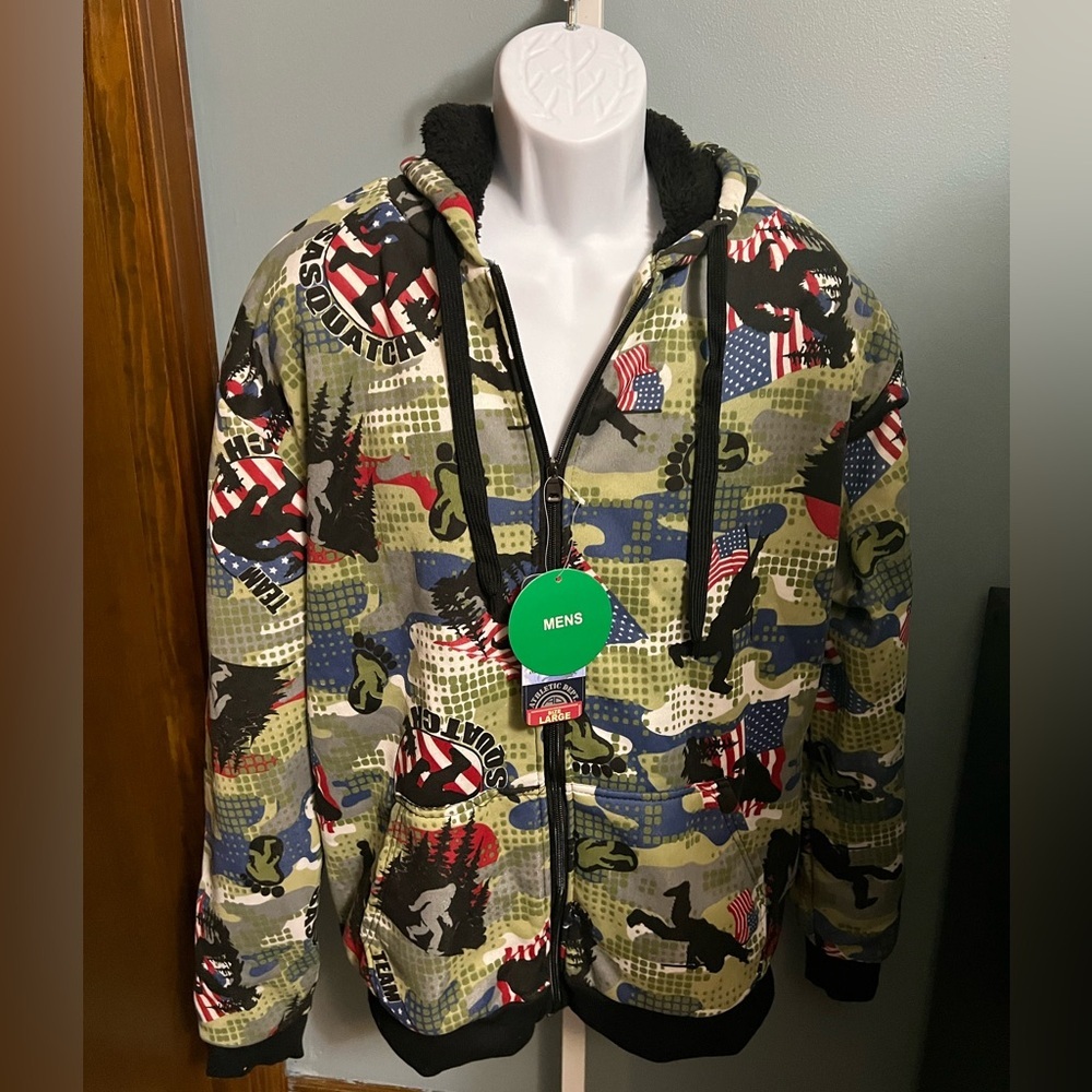Big Ball Sports Mens Bigfoot Camo American Flag Black Sherpa Lined Jacket